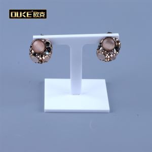 白いアクリルのイヤリングの陳列台